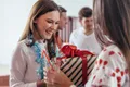 Что подарить подруге на день рождения: идеи от бюджетных до особенных