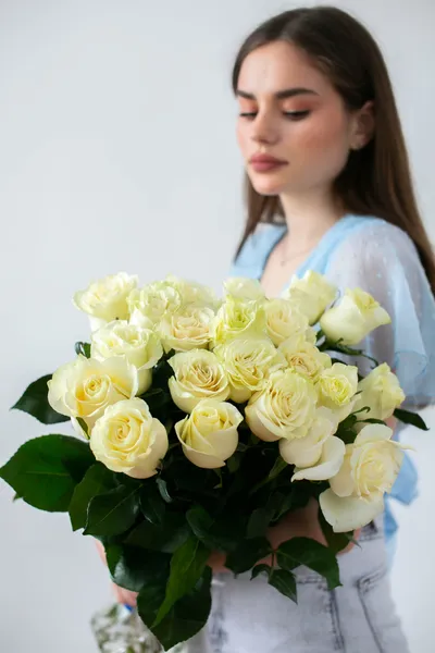 Какие цветы подарить девушке, к которой испытываете симпатию