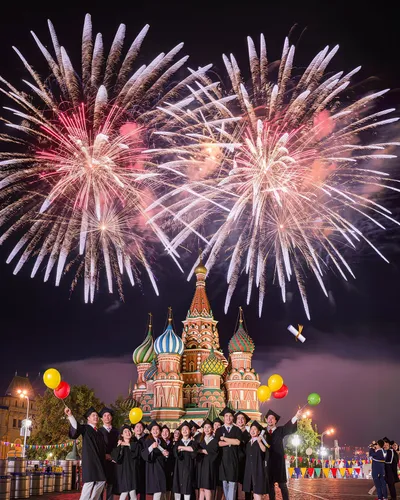 Выпускники 2026 на фоне праздничного салюта