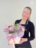 "композиция в сумочке Полет бабочки из кустовых роз и гипсофилы " – Фото 0