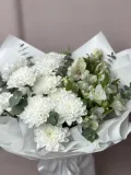 "Белый букет, хризантемы, альстромерии" – Фото 3