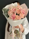 "Букет из ажурный из французских роз и гвоздики" – Фото 3