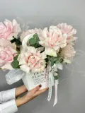 "«Зефир» французские розы с эвкалиптом в сумке" – Фото 1