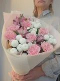 "Букет из кустовых хризантем сорта Ньютон, альстромерии и гвоздик" – Фото 0