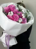 "Сборный нежный букет из кустовой хризантемы, пионовидных роз и хлопка" – Фото 1