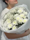 "Букет из белых хризантем и гипсофилы" – Фото 1