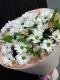 "Авторский букет из ромашковых хризантем сорта Кеннеди и розовых альстромерий" – Фото 3