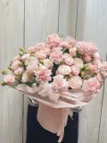 "Букет из кустовой пионовидной розы и диантусов Персиковый нюд " – Фото 2