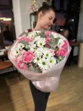"Букет "Романтические чувства" из хризантем ромашек и розочек" – Фото 0