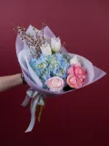 "Весенний букет цветов из гортензии, тюльпанов, роз и ранункулюса" – Фото 0