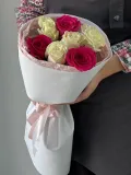 "Букетик Мини из роз малиновых и белых роз" – Фото 0