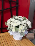 "Коробка размера М из кустовых хризантем с эвкалиптом" – Фото 1