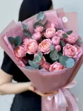 "Пионовидные розы Джульетта с веточками эвкалипта" – Фото 0