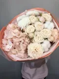 "Букет с гортензией, кустовой пионовидной розой и диантусами" – Фото 4