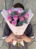 "Букет-комплимент из розовых роз и эвкалипта " – Фото 1