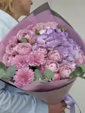 "Букет из кустовых пионовидных роз сорта Лавандер, гортензии и кустовых хризантем сорта Фабиенн" – Фото 0