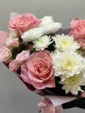 "Нежный авторский букет с розами и хризантемами" – Фото 2