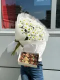 "Комбо: "Люмерия" букет хризантем + клубника в шоколаде " – Фото 0