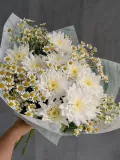 "Букет с кустовыми ромашками *танацетум и кустовой хризантемой Балтика *" – Фото 2