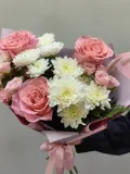 "Нежный авторский букет с розами и хризантемами" – Фото 1