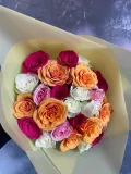 "Букет кенийских роз 19шт, белый, розовый, красный, персиковый, малиновый микс" – Фото 0