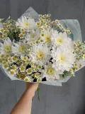 "Букет с кустовыми ромашками *танацетум и кустовой хризантемой Балтика *" – Фото 1