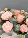 "Композиция из кустовых пионовидных роз и эвкалипта" – Фото 3