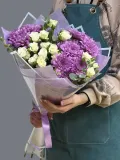 "Букет из фиолетовых кустовых хризантем и кустовых роз" – Фото 3
