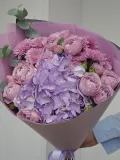 "Букет из кустовых пионовидных роз сорта Лавандер, гортензии и кустовых хризантем сорта Фабиенн" – Фото 3
