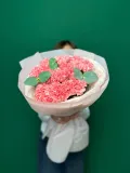"Монобукет из 11 розовых гвоздик с эвкалиптом" – Фото 2