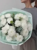 "Круглый букет хризантем с эвкалиптом "Пломбир"" – Фото 0