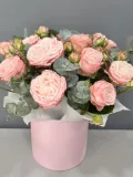 "Композиция из кустовых пионовидных роз и эвкалипта" – Фото 2