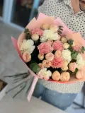 "Нежный микс диантусов и пионовидных роз" – Фото 0