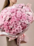 "Большой букет из 35 розовых кустовых хризантемы" – Фото 1