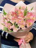 "Букет из розовых альстромерий в упаковке" – Фото 0