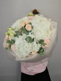 "Пышный букет гортензий, кустовых роз с эустомой" – Фото 1