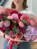 "Сборный букет в яркой гамме с гортензией и пионовидными розами «С любовью»" – Фото 0