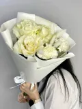 "«Жемчужный» букет из французских роз с белоснежными диантусами и лагурусом" – Фото 0