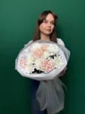 "Сборный букет из кустовых хрихантем и бежевых диантусов" – Фото 1