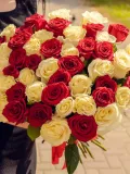 "Букет из красных и белых роз (50 см) - 51 шт" – Фото 2