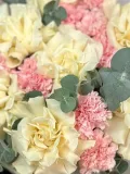 "Букет из белых роз, розовых диантусов и эвкалипта" – Фото 1