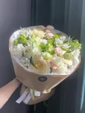 "Объемный сборный букет в светлых тонах" – Фото 0