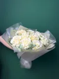 "Монобукет из 9 ьелых ажурных роз с эвкалиптом" – Фото 1