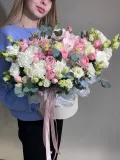 "Композиция в шляпной коробке с нежными кустовыми розами" – Фото 2