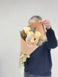 "3 пионовидные розы с эвкалиптом" – Фото 0