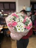 "Букет "Романтические чувства" из хризантем ромашек и розочек" – Фото 1