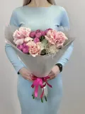 "Дуо букет с Французской розой и кустовыми пионовидными розами" – Фото 1