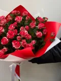 "Букет из красно-белой кустовой розы" – Фото 2