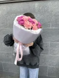 "Букет из стойких диантусов и пионовидной кустовой розы" – Фото 1