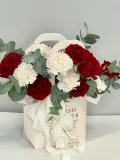 "«Flower» композиция из красных роз,кремовых диантусов и эвкалипта" – Фото 0